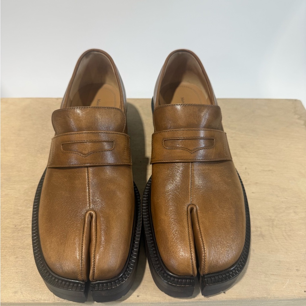 Maison Martin Margiela Women's Split-Toe Tabi Loafers in Brown Leather - Picture 2 of 8